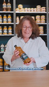 🫙 UN SAVOIR-FAIRE FAMILIAL AU CŒUR DU PAYS BASQUE Depuis quatre générations, la Maison Petricorena élabore des sauces et spécialités basques à Saint-Étienne-de-Baïgorry. L’aventure commence avec l’arrière-grand-père de Clara, revenu d’Argentine avec une recette inspirée du chimichurri, aujourd’hui devenue la fameuse sauce Sakari. Clara perpétue aujourd’hui cet héritage familial avec passion, notamment en veillant à ce que ses produits soient cuisinés à partir d’ingrédients locaux soigneusement 