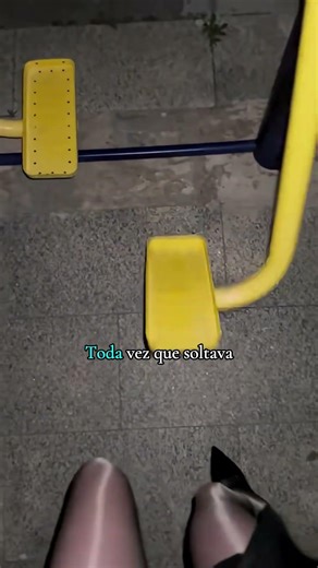 Ela desafiou a física e se deu mal. #curiosidades #shorts