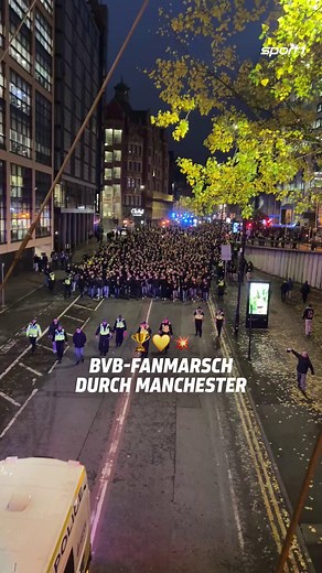 Feuerwerk in Manchester: Der BVB-Fanmarsch im Video 💯 | SPORT1