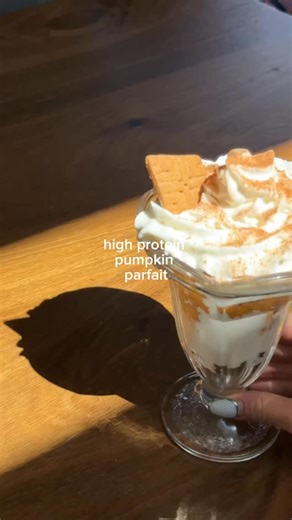 So easy to fall in love with this no-bake, high-protein pumpkin parfait 💛 RECIPE: ✨ ingredients ✨ 2 cups cottage cheese 1 cup pumpkin puree Protein powder of choice (ours is @feelingperdi 🤩) Splash of maple syrup Dash of cinnamon Whipped cream Honey Cinnamon Sweet Thins Blend together cottage cheese and protein powder. Mix in pumpkin puree, maple syrup, and cinnamon. Layer in a cup, and top with whipped cream Sweet Thins 🫶 | Simple Mills