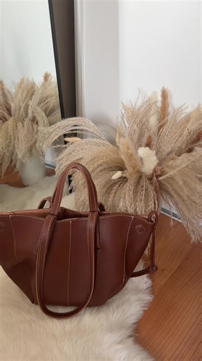 Sac marron tendance pour compléter un outfit de printemps 🌸 Un accessoire chic et intemporel qui s’accorde facilement avec de nombreux looks. Trendy brown bag to complete a spring outfit 🌷 A chic and timeless accessory that pairs easily with many looks. . #ParisFashionWeek #OffresDePrintemps #MénageDePrintemps #SpringStyle #FashionAccessories