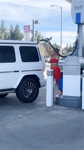 Blonde has trouble at Gas station 🤯#blonde #funny #viralvideo #car #comedy Man films a blonde haired woman having trouble filling up her car with gas at the gas station. This is hilarious! | Jamie and Blake