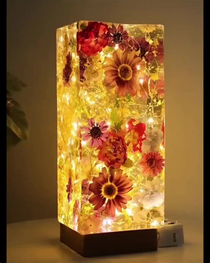 La luz y las flores se unen para crear algo eterno. ✨ Esta lámpara es el ejemplo perfecto de lo que puedes lograr cuando aprendes a dominar la resina desde cero. Si quieres convertir tu creatividad en un negocio rentable y profesional, toca el enlace de mi perfil para darte todos los detalles de nuestra asesoría. 🚀🟢 #ResinaEpoxica #LamparaDeResina #ArteFloral #EmprendimientoCreativo #HechoAMano