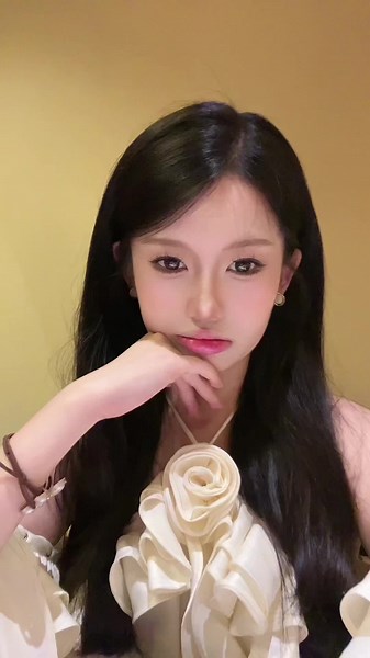 Expressive Hand Gestures in Creative Performance