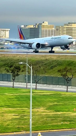 Philippine Airlines Boeing 777-300ER Landing at LAX