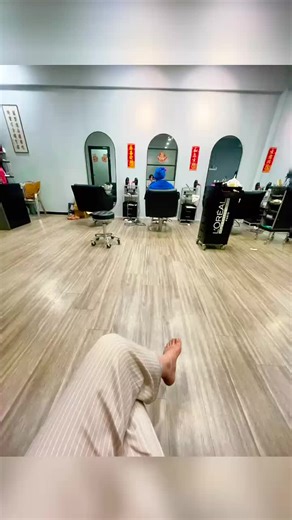 The client recorded the entire perm process and even created such a smooth video herself. Thank you so much for sharing it. The result isn’t too flat,too curly or too straight — it has a natural, soft volume that’s easy to manage every day. Do you like this kind of natural look? Whether you have long hair, medium-length hair, or short hair, I will design a style that suits you perfectly. #permanentwave #hairtransformation #permdesign #hairdesign #tiktokmalaysia