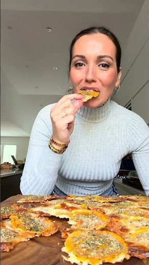 Ingredient Parmesan Butternut Squash Chips 🧡🧀 full recipe is on HungryHappens Net #HUNGRYHAPPENS