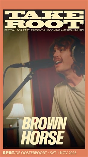 #takeroot2025 Brown Horse is een relatief jonge band. Vorig jaar brachten ze hun eerste album Resevoir uit, een album met een vleugje classic-rock, maar ook een luidruchtiger post-millenial geluid. Ooit begonnen zij als een kwartet met folk invloeden en speelden ze covers en eigen werken in lege, donkere pubs, maar ze hebben zichzelf gehergroepeerd en hebben de focus meer op gitaarsounds gelegd. Toen uiteindelijk het label Loose ze ontdekte en ze hun eerste album konden uitbrengen, volgde gelijk