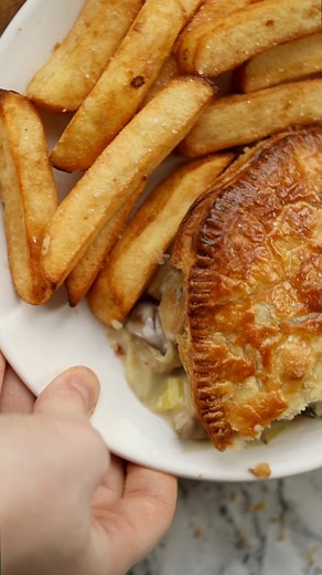 An absolute classic 🥧 RECIPE: https://www.dontgobaconmyheart.co.uk/chicken-leek-and-mushroom-pie/ | Don't Go Bacon My Heart