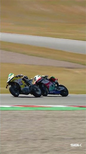 Baldassarri 🆚 Alex Lowes: the battle for P6 ✊ | 2026 #UKWorldSBK 🇬🇧