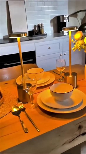 Ho visto questa lampada e ho subito pensato a quanto sia pratica. Immagina di preparare una cena: invece della solita luce forte del lampadario, puoi mettere due di queste lampade direttamente sulla tavola per creare un'atmosfera da ristorante, molto più intima e accogliente. ​E il bello è che sono senza fili, quindi puoi spostarle dal salotto alla camera da letto, o usarle su un tavolino per leggere. Si accendono con un semplice tocco e il design in metallo è super elegante. È uno di quegli ogg