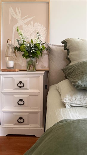 2026 is the year we’re working smarter, not harder when it comes to cleaning🌻 which trick will you try first lovelies? 1. Place rice lemon oil in your wardrobes to aborb moisture and keep mould away 2. To repel flies, place cloves inside a lemon and place this around your kitchen 3. Boil lemon, clove and vanilla to make your home smell amazıng 4. Remove makeup stains instantly using shaving cream 5. And shaving cream is also amazing at cleaning mirrored appliances around the home Hope these qui