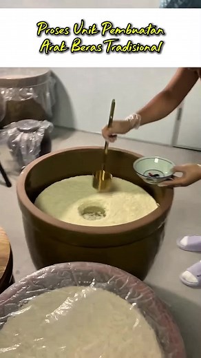 Inilah cara tradisional membuat arak beras. Dari beras yang difermentasi, dihasilkan cairan bening dengan aroma khas dan cita rasa yang unik. Proses turun-temurun ini masih dilestarikan hingga sekarang. #fyp #ArakBeras #TradisiUnik #FermentasiBeras #MinumanTradisional
