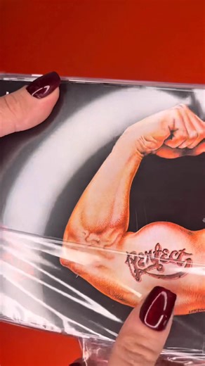 📦 Unboxing legendy! 💿 „UNU” - drugi album Perfect z 1982 roku w jakości SACD Hybrid, działa na SACD i zwykłych CD! 🎸 Klasyczny rock, kultowa „Autobiografia” i brzmienie, które robi wrażenie! Zamów: https://www.mtj.pl/perfect-sacd/3-592-1130 | MTJ