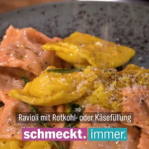 Habt ihr schon mal Pasta selbst gemacht? 😋 Zora Klipp und Theresa Knipschild zeigen euch in "Schmeckt.Immer", wie man Ravioli mit zweierlei Füllung zaubert. 🧑‍🍳 Hier kommt ihr zur Sendung und dem Rezept: https://www.ndr.de/fernsehen/sendungen/Freunde-verwoehnen-Ravioli-Cheesecake-Pavlova,sendung1305194.html | NDR Fernsehen