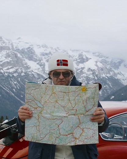 This Fall/Winter 2025, alpine ski legend Alberto Tomba is the protagonist of our campaign: a creative journey that retraces our roots from the snow-capped peaks of Courmayeur, through the streets of Milan, to the legendary slopes of Cortina, host of the upcoming Milano-Cortina Winter Olympic Games.​ Two parallel stories that seem to be carved in the alpine landscape: while, in 1987, Napapijri redefined outdoor apparel, Tomba claimed his first World Cup victory. Today, we celebrate movement, evol