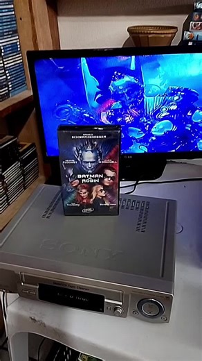 🎥💥 BATMAN & ROBIN em VHS! 💥🎥 Item clássico, direto dos anos 90! 🦇❄️ A fita original do filme Batman & Robin agora disponível na Loja do Velhinho do Vinil! Colecionadores, essa é pra vocês! 📼 Produto com qualidade garantida! 🛒 Poucas unidades! 📍Chama no WhatsApp e garanta já o seu: 📲 (11) 93360-0932@achados&perdidos #BatmanERobin #VHS #VelhinhoDoVinil #NostalgiaPura #Colecionadores #CinemaRetrô #LojaVintage #Batman90s #Robin #FilmeRaro