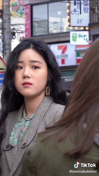 Capturing the Beauty of Seoul: Street Photography with Jessica Kobeissi