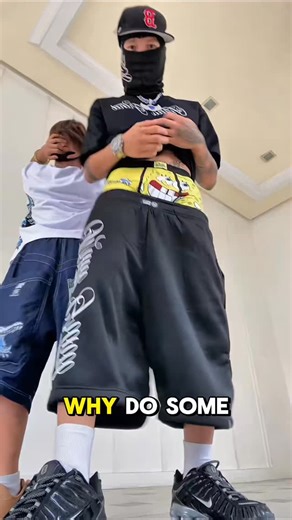 opium_00_carti on Instagram: "日本使用压电地砖将人们的脚步转化为电能。这些地砖可以捕捉你脚步中的动能。当人们行走时，体重和动作会对地砖施加压力。地砖会轻微弯曲，产生机械应力。地砖内部的压电材料将这种应力转化为电能。每一步都会产生少量电荷，而数百万次的脚步结合在一起，可以产生足够的能量来驱动LED灯、数字显示屏和传感器。在像涩谷站这样繁忙的地方，每天大约有240万步为系统做出贡献。 这些电能可以立即使用或储存起来，从而减少对传统能源的依赖，并支持可持续的城市基础设施建设。这种方式将日常的行走转变为实用的可再生能源。 #日本 #知识 #事实 #你知道吗 #实验 #热门 #推荐 #实验 #热门 #科技 #创新 #历史 #实验 #热门 #技术 #实验 #热门"