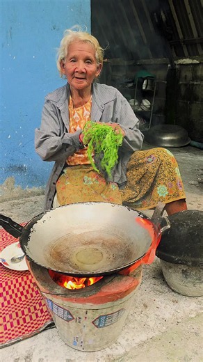 ทอดไข่ใส่ชะอม วิธีทำไข่เจียวชะอมกรอบง่าย ๆ