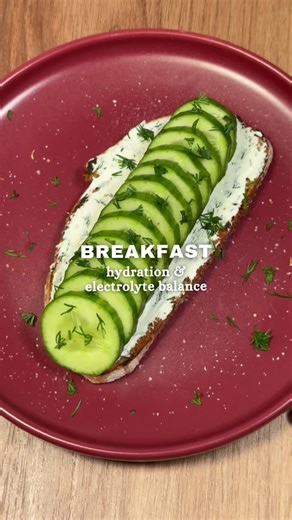 hydrating breakfast 🥒🍞 ingredients: sourdough toast cream cheese fresh cucumber pinch of sea salt fresh dill why it’s good for you: cucumber supports hydration (95% water) salt helps maintain electrolyte balance sourdough is easier to digest & gives steady energy cream cheese adds healthy fats for satiety dill supports digestion & reduces bloating save this for balanced mornings ✨ #healthyrecipe #healthyeating #cucumbersalad #healthybreakfastideas