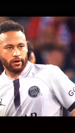 𝐄𝐃𝐈𝐓𝐎𝐑 on Instagram: "1990년 개봉한 영화 **〈나홀로 집에(Home Alone)〉**는 단순한 가족 코미디를 넘어, 혼자 남겨진 한 아이의 용기와 따뜻함을 담아낸 작품입니다. 크리스마스의 화려한 장식과 밝은 음악 뒤에는, 케빈이 느끼는 외로움과 성장의 순간들이 자연스럽게 스며 있습니다. 처음엔 집에 혼자 남았다는 사실이 마치 해방된 듯 신나 보이지만, 시간이 지날수록 조용한 집 안 곳곳에서 케빈이 맞닥뜨리는 고요한 감정들이 더 깊이 다가옵니다. 빈 식탁, 적막한 밤, 멀리서만 들리는 캐럴 소리… 이런 순간들이 영화의 분위기를 더욱 따뜻하면서도 쓸쓸하게 만들죠. 하지만 이 영화가 오래 기억되는 이유는, 결국 케빈이 혼자서도 두려움을 이겨내고 집을 지켜내는 모습 때문입니다. 장난기 가득한 함정들과 소동 속에서도, 어린 아이의 순수한 용기와 가족을 향한 그리움이 자연스럽게 묻어납니다. 많은 사람들이 “왜 매년 겨울만 되면 이 영화를 다시 보게 될까?”라고