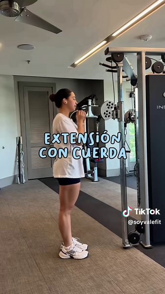 Si te da pena ir al gym porque no sabes cómo hacer los ejercicios o usar las máquinas, bienvenida a esta cuenta🩷🌸!!! Tengo una serie llamada ✨aprendiendo de gym con valefit✨ en donde les enseño técnicas de los ejercicios, y básicamente todo mi contenido es para hacerte la vida más fácil en el gym y que puedas hacerlo un hábito 🏋🏻‍♀️ 🤍 Básicamente aquí somos gymbesties virtuales 🌸🩷🏋🏻‍♀️🎧✨ • #gymmotivation #gymworkout #fitnesstips #fitnesswomen #gymgirls