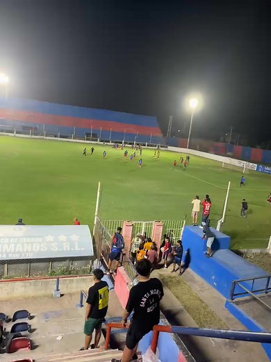 CAOS Y VIOLENCIA EN LAS FORMATIVAS: Anoche en cancha de Güemes jugaban a último turno el local y Mitre Negro en octava división por los octavos de finales del Torneo Clausura, y cuando restaban 7 minutos para el final y ganaba la visita 4 a 2, se produjo una batahola entre los planteles de ambos equipos, donde ingresaron hinchas y padres, con escenas de pugilato, que no hicieron otra cosa que "calentar" aún más el triste episodios de violencia dentro de un campo de juego. Siguieron en zona de ve