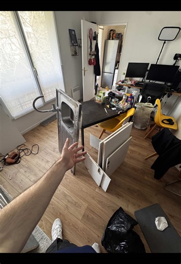 comment remplacer ce meuble de cuisine sans compétences ? voici la liste d’outils que j’ai utilisé : - tourne-vis cruciforme - scie - scie sauteuse - multitool - clé anglaise Avec ça y’a déjà pas mal de choses que tu peux faire Trop content du résultat, peut être qu’à l’avenir je changerai les portes en blanc c’est tout #bricolage #cuisine #renovation #travaux #meuble