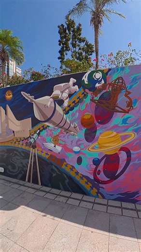 「塗出博物館」互動登場 ! 由康樂及文化事務署（康文署）主辦及油尖旺民政事務處贊助的戶外藝術壁畫「塗出博物館」已於九龍公園「互動」登場 ! 此項目旨在推廣康文署轄下三間博物館，包括：香港文化博物館、香港鐵路博物館及香港太空館。較早前壁畫畫家及公眾已把博物館的標誌性藏品塗於壁畫上，內藏互動式打卡元素 ; 公眾現可與壁畫互動式合照，並透過掃描QR Code進入博物館網站發掘更多有趣資訊。 地點：九龍公園廣場（尖沙咀柏麗購物大道的九龍公園入口) 時間：上午五時至午夜十二時 密切留意稍後公布的「塗出博物館」互動有獎遊戲 ! 香港太空館 Hong Kong Space Museum Visit HK Museums 優遊香港博物館 #康文署 #優遊香港博物館 #九龍公園 #戶外藝術壁畫 #塗出博物館 | 香港太空館 Hong Kong Space Museum