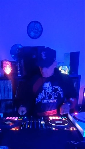 Scratching to Hip Hop #dj #djing #djviral #mix #hiphop #music #scratch #scratching #djremix #djmix