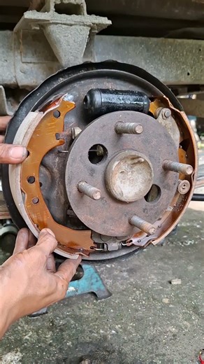 Install the rear drum brake pads #shotsvideo #automobile #brakesystem #mechanic