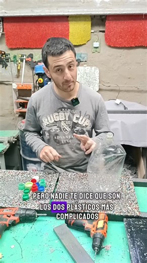Proyecto con plástico reciclado en casa y lo primero que pensas es en botellas y tapitas pero nadie te cuenta que solo dos plásticos más complejos para arrancar..tenemos más plásticos para poder empezar a experimentar y saber más sobre este maravilloso material que estamos desperdiciando...querés saber más en mí perfil tenés más videos aparte de una guía y cursos para poder aprender compartilo así podemos ser más | Eco Plástico