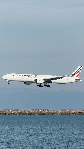 Smooth landing Air France Boeing 777-300ER flight AF84 in San Francisco (SFO) from Paris (CDG) #fbreels2025ツ #fbreelsfypシ゚viralシ #everyonehighlights #starseverywhereシ #fbreelsvideo #Viralシ #fypシ゚ #everyonefollowers #SFO #plane #airplane #airport #aircraft #AirplaneLovers #planespotting #planespotter #boeing #boeinglovers #boeing777 #aviation #aviationlovers #aviationdaily #aviationgeek #airfrance #landing | RJ PlaneSpotting