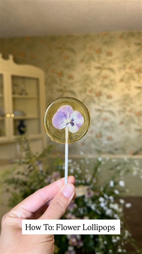 Kelly Mark on Instagram: "SAVE for the easiest flower lollipop recipe: 8oz granulated sugar 5oz high fructose corn syrup 2oz distilled water Boil til 300’F Pour into molds Let cool for 15min! #weddingdiy #weddingflowers #diyflowers #flowertutorial #bouquettutorial #bridalshowerflowers How to make flower chocolate , flower lollipops"