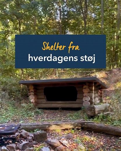 Er det længe siden, du har fået røg i håret og jord under neglene? Så er det måske tid til en aften i Endrup Hegn. Her midt i skoven – kun et stenkast fra Fredensborg – finder du to shelters med bålplads, hvor du kan overnatte under åben himmel. Der er ikke strøm, ikke Wi-Fi og heller ikke nogen skærm, der blinker. Til gengæld er der fuglekvidder, frisk luft og duften af røg, når du selv tænder bålet. Tag børnene med. Eller en god ven. Og husk en pandelampe og en pose skumfiduser. Hos EDC Freden
