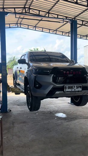 TOYOTA HILUX UPGRADE SUSPENSI QUEEN series adalah suspensi yang nyaman dipake untuk harian-Level keempukannya pun bisa di setting untuk shock depan 16 klik dan shock belakang 8 klik. Mau tinggi standard atau lebih tinggi hingga 5cm juga Info pemesanan Wa 085346176555