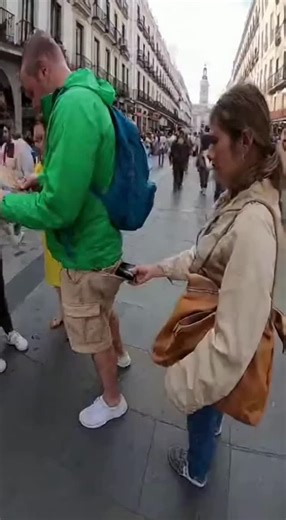 Neto ® | Pillan a una carterista con las manos en la masa mientras intentaba robar la cartera a unos turistas 💼👮‍♂️😳 📖 Si quieres aprender a hacer... | Instagram