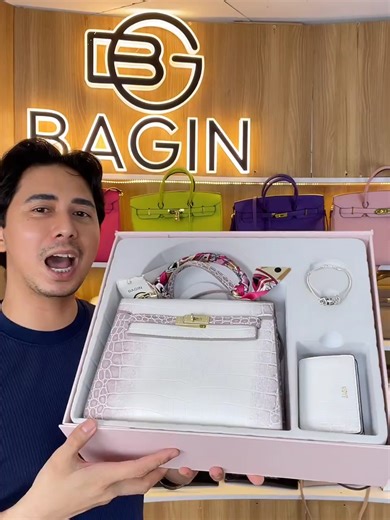 Carry confidence one look is all it takes#trendingbag #BUYBAGINBAGIN #schoolbag #Baginoriginal #baginofficial #bagshop #affordablebag #Original #bagsforwomen #buybaginbagin #datingbag #paydaysale