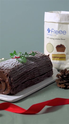Looking for Christmas GF baking ideas? ✨ How about a gluten free Chocolate Yule Log? Deliciously rich with a sweet buttercream filling and a glossy chocolate ganache, this will be the perfect centrepiece for any Christmas table! 🎄 Here's how you can make it at home: Ingredients: Cocoa Swiss Roll Sponge 35g cocoa 5 tbsp boiling water 5 eggs 125g caster sugar 125g FREEE Self Raising White Flour butter, for tray Vanilla Buttercream Filling: 175g icing sugar 125g butter, softened 1 tsp vanilla extr