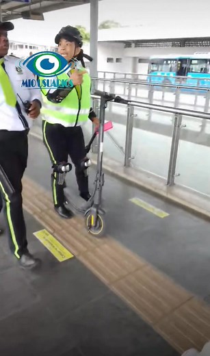 Guardas de la Terminal Andres Sanin en problemas por golpear a un usuario 👊 Acusan falsamente a un usuario de evasor cuando este venía de una ruta pretroncal. No contentos con intentar sacarlo sin pruebas, tambien lo agreden. El maltrato hacia el usuario es injustificable, lastima que contra los verdaderos evasores no actuan de la misma manera. A ver que responde Metrocali ante esta situación. #CaliCiudadEuropea | MIO Usuarios