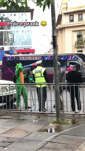 I prank police traffic 🚦⛔ #funny 🤣🤣🤣🤣🤣🤣👇👇 #comedyfilms #bestcomedyskit 🤣🤣🤣🇰🇪🔥 #comedymove 🔥⛔