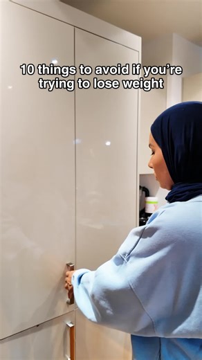 Here are 10 things to avoid if fat loss is your goal: ❌ Saving all your calories for one huge meal ❌ Constantly “treating yourself” with fried or ultra-processed foods ❌ Drinking your calories (juices, sugary coffee, sodas) ❌ Skipping protein in your meals ❌ Not drinking enough water throughout the day ❌ Sleeping 4–5 hours and expecting results ❌ Training intensely without proper recovery ❌ Grazing and snacking all day without structure ❌ Thinking exercise alone will create fat loss ❌ Going all-