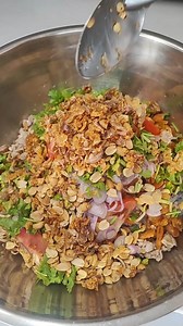 "ยำวุ้นเส้นโบราณ" ***ส่วนผสม*** 1.วุ้นเส้นแห้ง 80 กรัม แช่น้ำให้นิ่ม 2.หมูสับ 300 กรัม 3.กุ้งแห้ง 200 กรัม 4.ปลาหมึกแห้ง 150 กรัม แช่น้ำให้นิ่ม 5.หอมแดง 50 กรัม 6.ถั่วลิสงคั่ว 50 กรัม 7.กระเทียมเจียว 50 กรัม 8.ผักชี 2 ต้น 9.มะเขือเทศ 1 ลูก ***ส่วนผสมน้ำยำ*** 1.น้ำมะนาวสด 30 ml. 2.น้ำปลา 30 ml. 3.น้ำกระเทียมดอง 30 ml. 4.น้ำตาลมะพร้าว 30 กรัม 5.พริกแดง ตามชอบ 6.พริกขี้หนูสวน ตามชอบ 7.ผงชูรส ตามชอบ 8.กระเทียมดอง #ยำวุ้นเส้น #ยำโบราณ | ครัวง่ายๆ ครัวบ้าน บ้าน