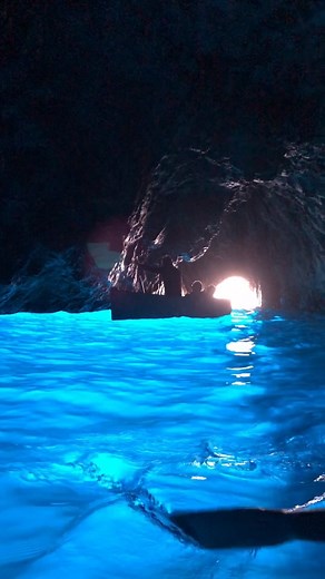 THE GOOD ITALIAN GROTTOS IN CAPRI - WATCH TILL THE END THE UNIQUE BEAUTY OF "LA GROTTA AZZURRA" - YOU MUST ENTER HERE AT LEAST ONCE IN A LIFETIME, DO YOU AGREE? MORE ITALIAN BEAUTIES ON OUR INSTAGRAM: www.instagram.com/idressitalian | Idressitalian by Vincenzo Girasoli
