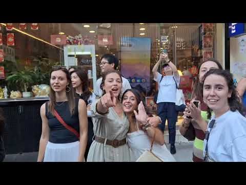 9/13/2025 纽约华埠披露街 Pell St. 吸引很多游客来这条街, 唐人街阿亮用手机拍摄分享 应作如是观 闽江传媒