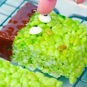 Head in store to stock up early on your favorite candy, then make this frighteningly festive Halloween dessert! 👻 | Stop & Shop