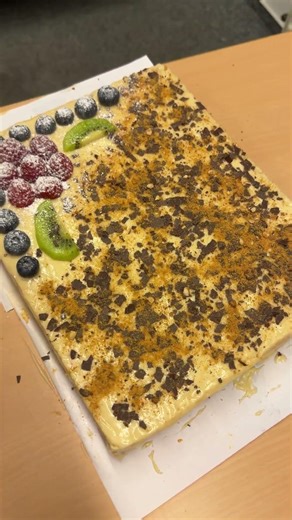 Creative chocolate cake with fresh fruit that everyone wants #CakeIdeas #FoodArt #Viral