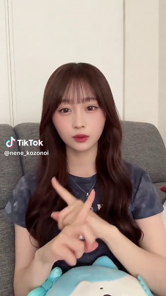 古園井寧々の最新TikTokメイクとスタイル