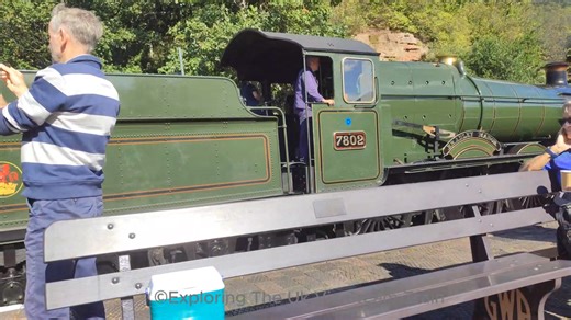 GWR 7802 Bradley Manor coasts into Bewdley Station while the dogs relax in the sunshine at the Severn Valley Railway Autumn Steam Gala.👌#heritagerailways #railwayenthusiast #steamlocomotive #railway #RailwayHeritage #greatdayout #steamrailway #trainlovers #railway #STEAM #steamgala #severnvalleyrailway | exploring the UK via steam train